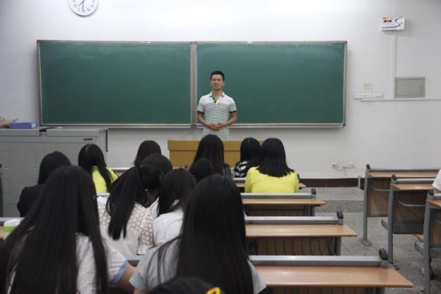 大一新生的迎新班會上，自我介紹這樣說，大學四年才能人緣好！